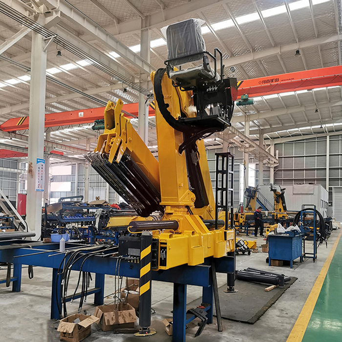 (SQZ132B.3) 6.3 Ton Boom Knuckle Crane